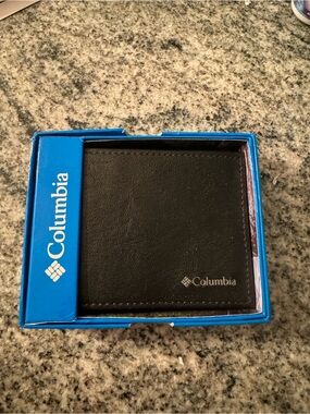 NWT Columbia Men's Black Leather Bifold Wallet